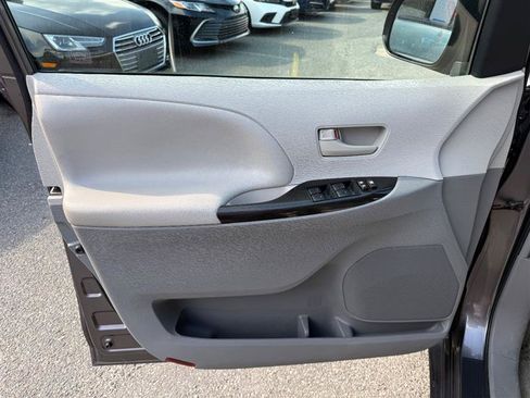 Used 2012 Toyota Sienna LE FWD image 17