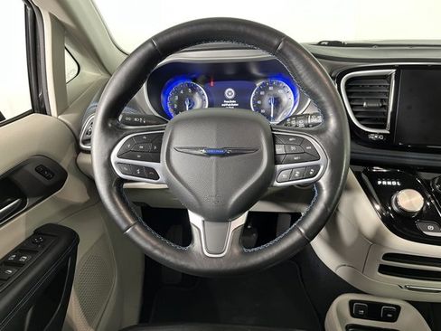 Used 2021 Chrysler Pacifica Touring-L image 19