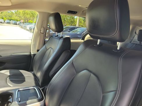 Used 2023 Chrysler Pacifica Touring-L FWD image 16