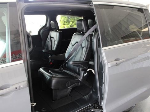 Used 2025 Chrysler Pacifica Select FWD image 31