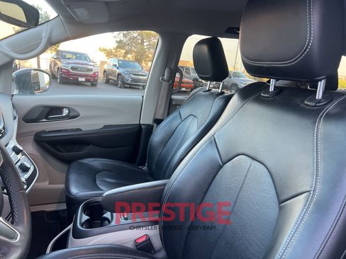 Used 2022 Chrysler Pacifica Touring-L FWD image 26