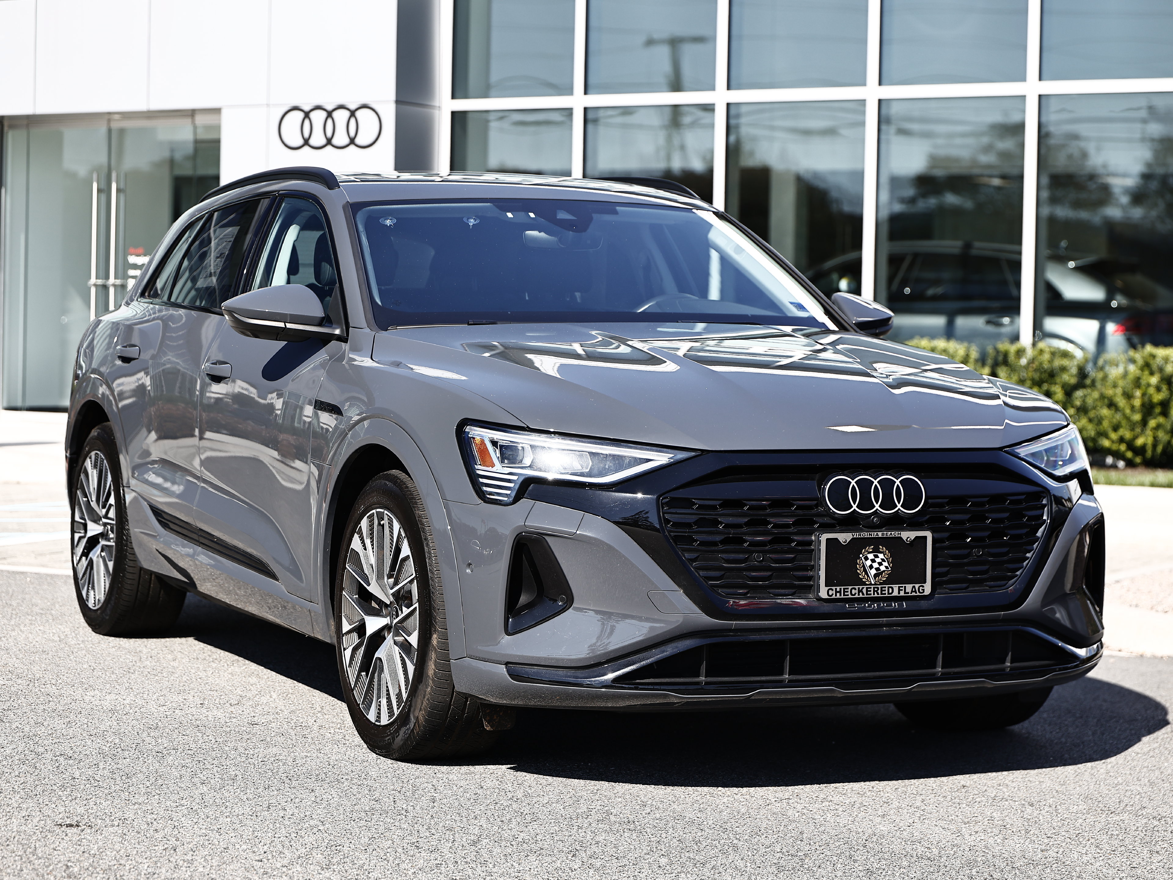 Used 2024 Audi Q8 e-tron Premium Plus AWD/4WD image 2