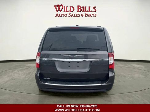 Used 2016 Chrysler Town & Country Touring-L FWD image 22