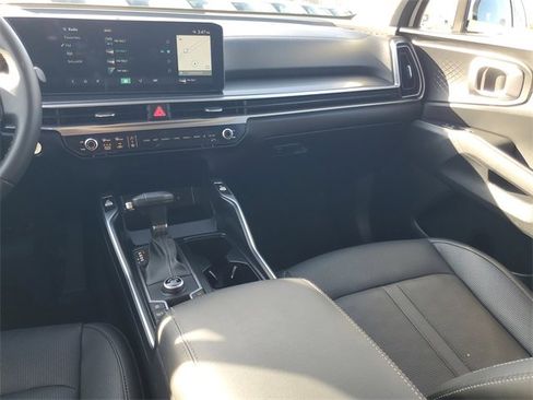 Used 2025 Kia Sorento S image 12