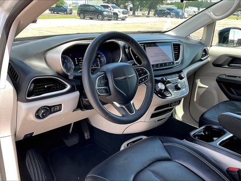 Certified 2024 Chrysler Pacifica Touring-L FWD image 14