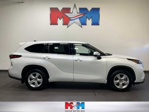 Used 2022 Toyota Highlander LE image 1