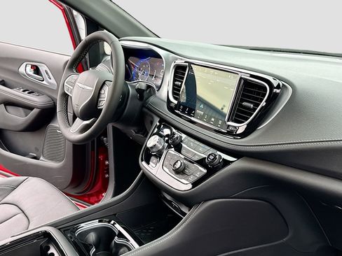 New 2026 Chrysler Pacifica Limited image 5