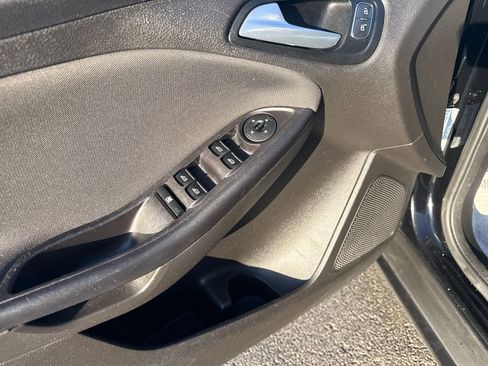 Used 2016 Ford Focus SE w/ SE Power Seat Package image 25