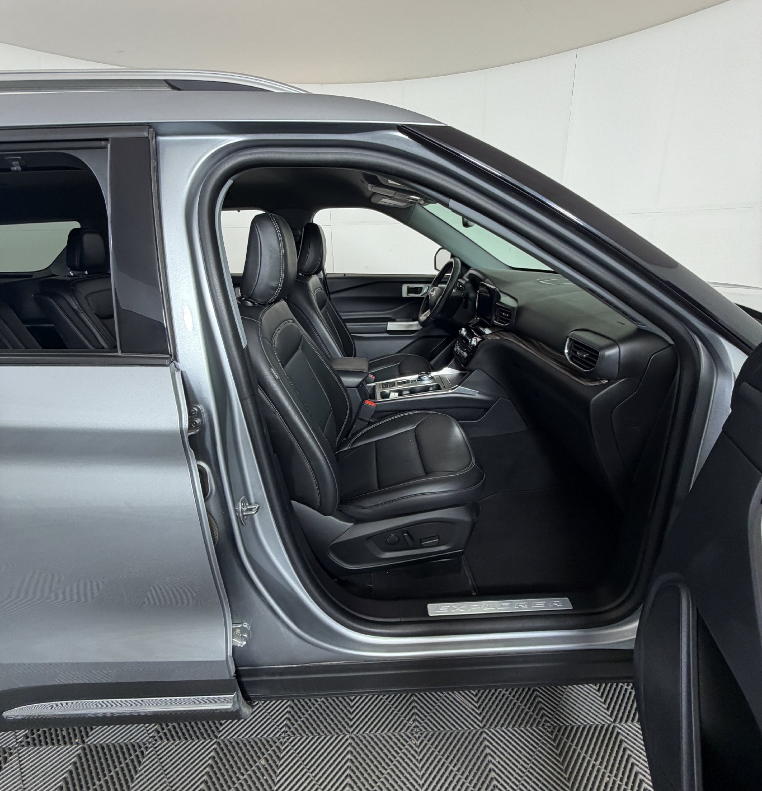 Used 2022 Ford Explorer Limited w/ Equipment Group 301A RWD image 5