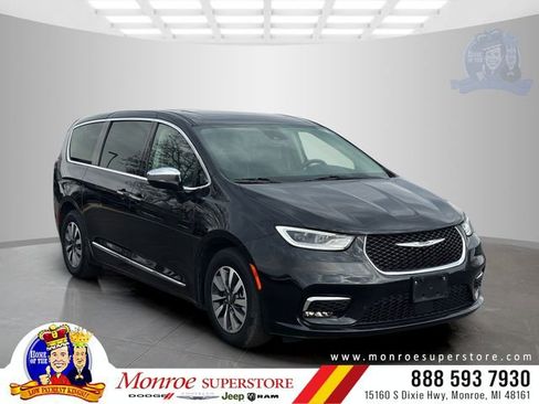 Certified 2023 Chrysler Pacifica Limited FWD image 1