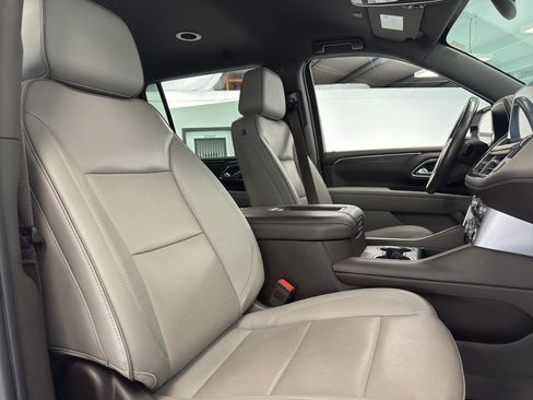 Used 2023 GMC Yukon XL SLT image 32