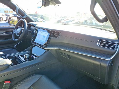 Certified 2024 Jeep Wagoneer L Series II w/ Flexible Seating Group image 11