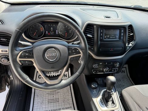 Used 2016 Jeep Cherokee Latitude w/ Cold Weather Group AWD/4WD image 12