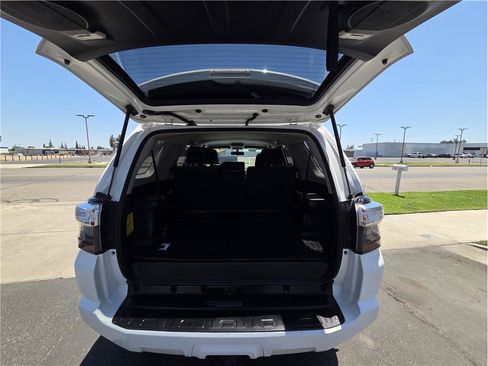 Used 2018 Toyota 4Runner SR5 AWD/4WD image 9
