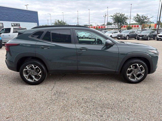 Used 2025 Chevrolet Trax LT FWD image 6
