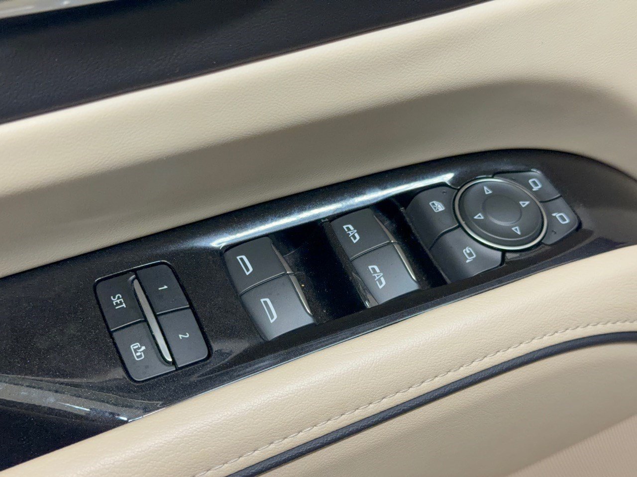 Used 2023 Cadillac Escalade ESV Premium Luxury w/ LPO, Floor Liner Package AWD/4WD image 15