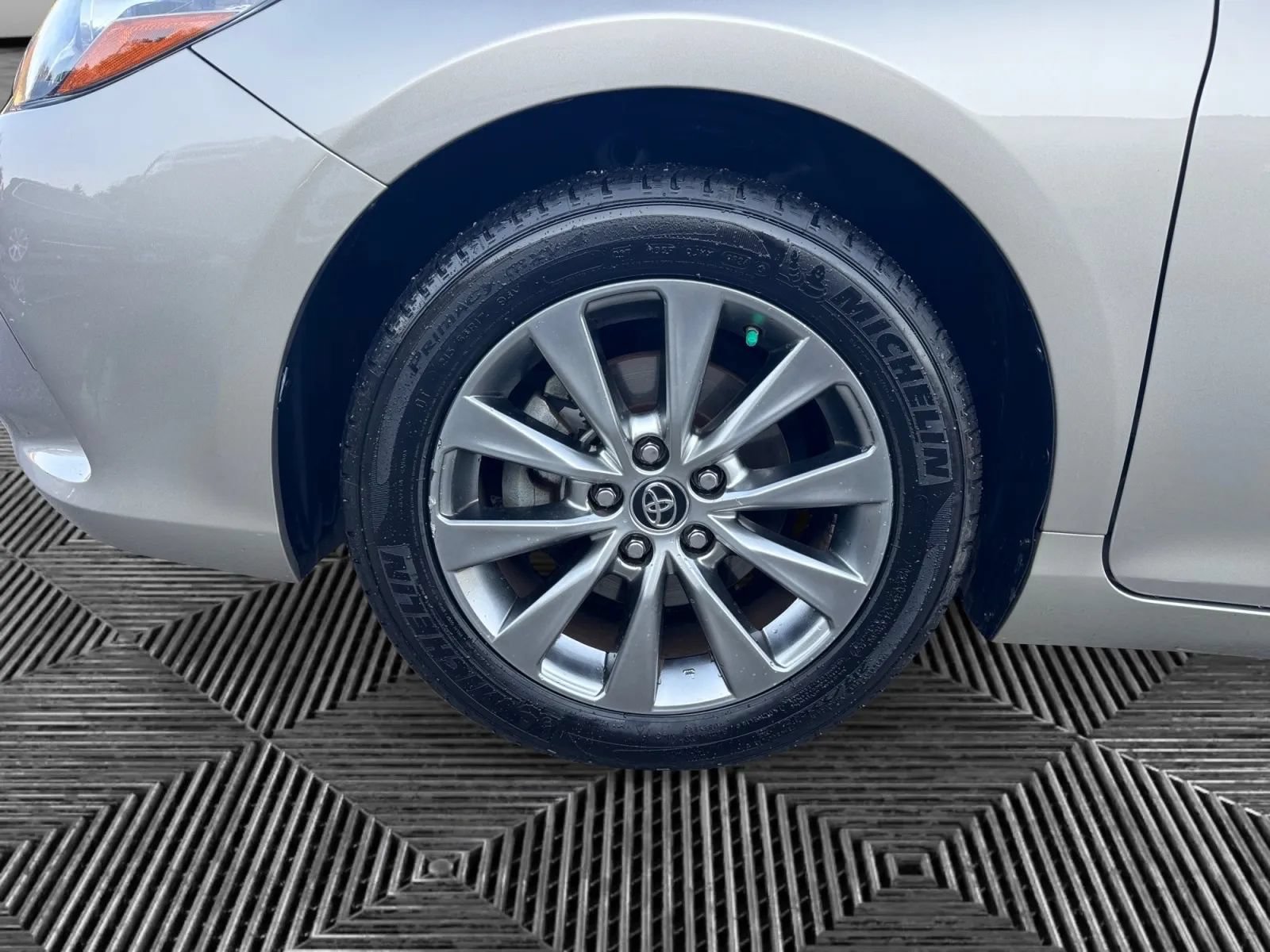 Used 2015 Toyota Camry XLE w/ Convenience Package FWD image 9