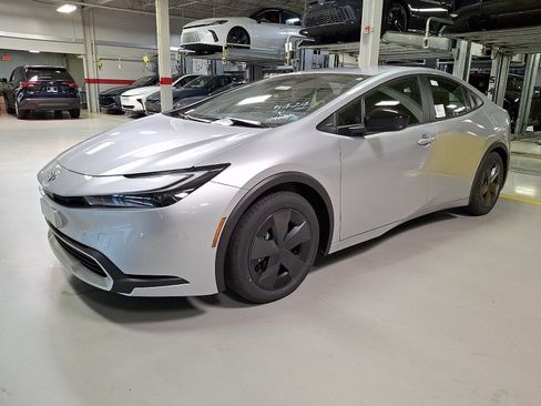 New 2026 Toyota Prius Plug-In Hybrid FWD image 2