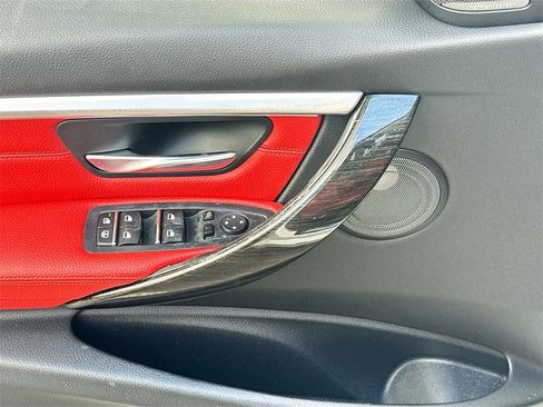 Used 2018 BMW 330e image 19