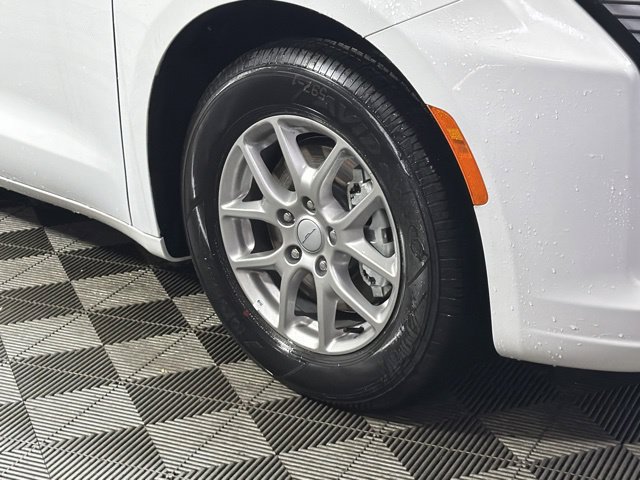 New 2027 Chrysler Pacifica Select FWD image 2