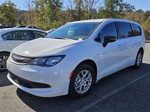 Used 2025 Chrysler Voyager LX image 3