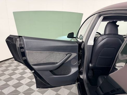 Used 2023 Tesla Model Y Long Range image 28