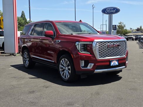 Used 2021 GMC Yukon Denali w/ Denali Premium Package AWD/4WD image 3