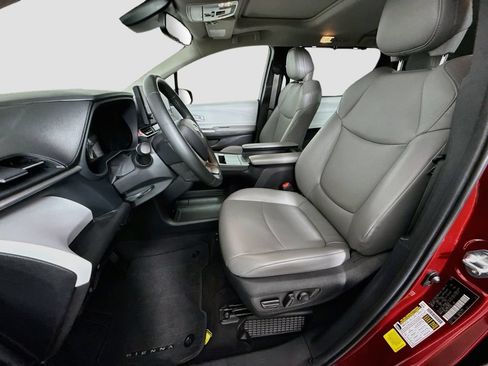 Used 2025 Toyota Sienna XLE FWD image 14