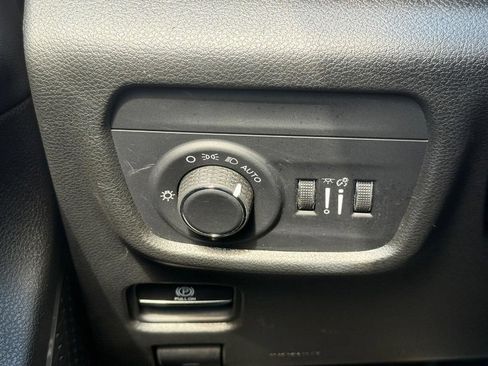 Used 2022 Jeep Grand Cherokee Altitude AWD/4WD image 21