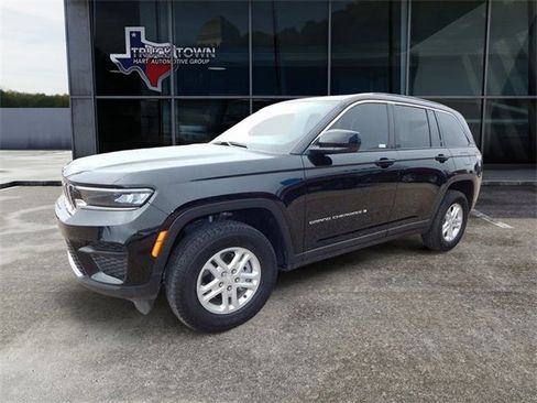 Used 2025 Jeep Grand Cherokee Laredo image 8