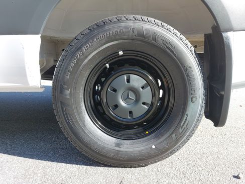 Used 2025 Mercedes-Benz Sprinter 2500 image 27