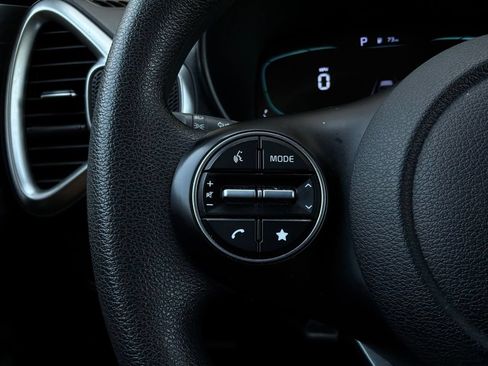 Used 2025 Kia Soul LX w/ LX Technology Package FWD image 31
