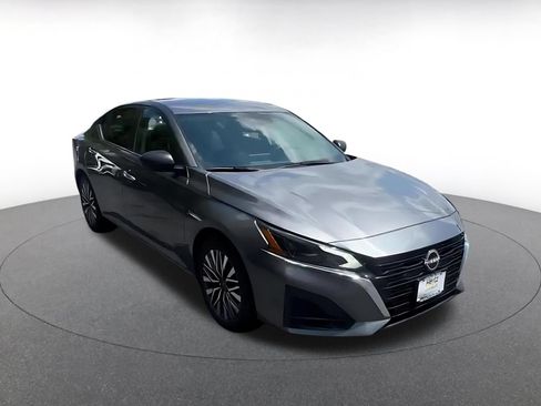 Used 2025 Nissan Altima 2.5 SV FWD image 3