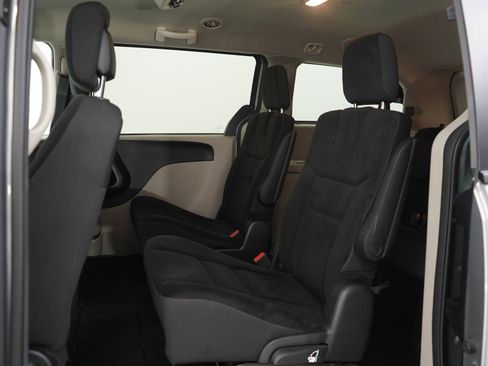 Used 2019 Dodge Grand Caravan SE w/ UConnect Hands-Free Group image 17