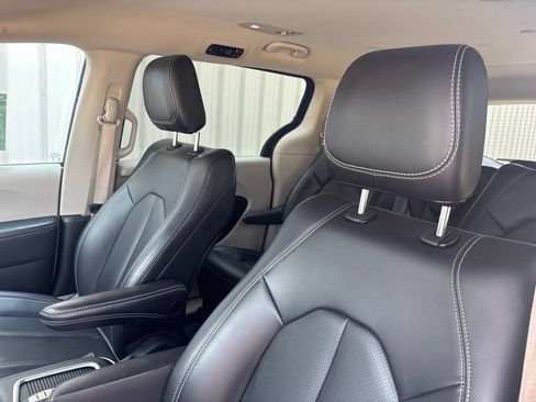 Used 2024 Chrysler Pacifica Limited FWD image 24