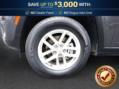 Used 2025 Jeep Grand Cherokee Laredo X RWD image 13