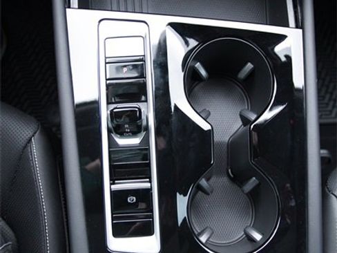 Certified 2025 Volkswagen Atlas SE image 20