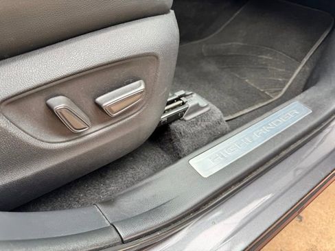 Used 2021 Toyota Highlander Limited image 15