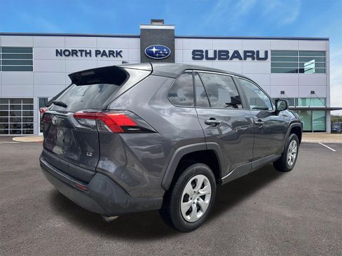 Used 2022 Toyota RAV4 LE FWD image 3