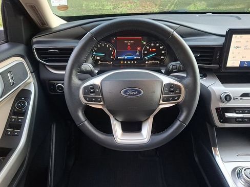 Used 2023 Ford Explorer XLT w/ Equipment Group 202A AWD/4WD image 19