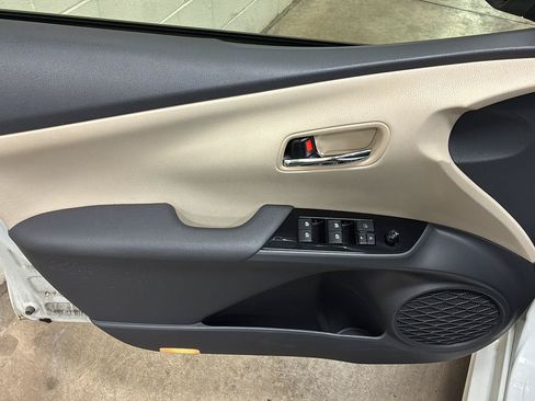 Used 2016 Toyota Prius Two FWD image 4