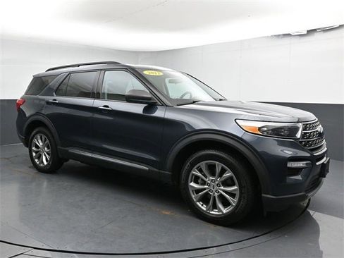 Used 2022 Ford Explorer XLT w/ Equipment Group 202A image 3