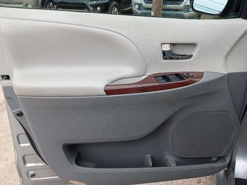 Used 2014 Toyota Sienna XLE w/ Entertainment Package image 9