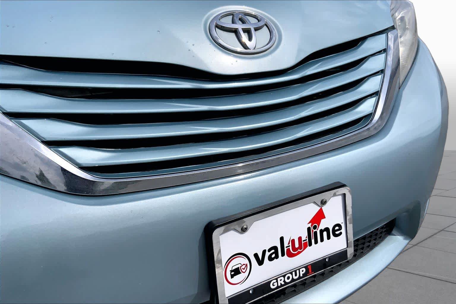 Used 2015 Toyota Sienna LE FWD image 28
