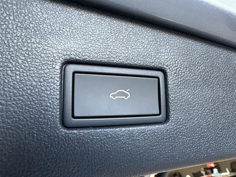 Certified 2022 Volkswagen Tiguan SE R-Line image 24