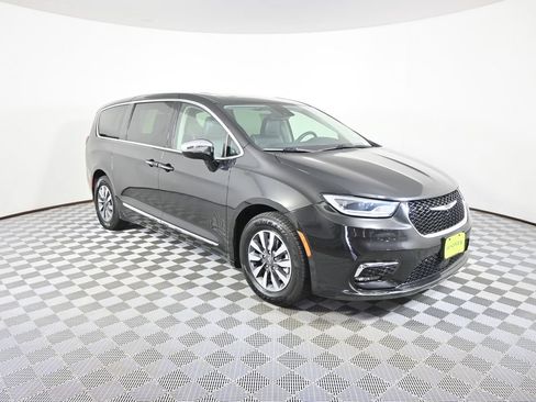 Used 2023 Chrysler Pacifica Limited FWD image 9