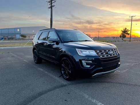 Used 2017 Ford Explorer XLT image 3