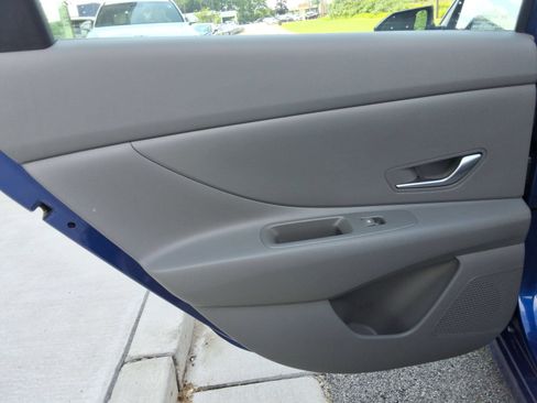 Used 2021 Hyundai Elantra SE FWD image 23