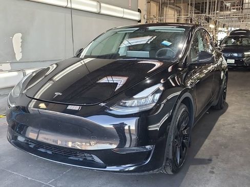 Used 2022 Tesla Model Y Long Range AWD/4WD image 2