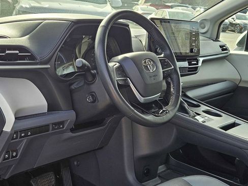 Used 2021 Toyota Sienna Limited image 2